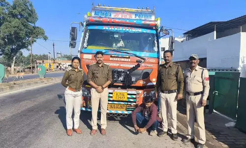 टमाटर गाड़ी से करोड़ों की शराब जब्त, कवर्धा और रायपुर में होनी थी सप्लाई टमाटर गाड़ी से करोड़ों की शराब जब्त, कवर्धा और रायपुर में होनी थी सप्लाई