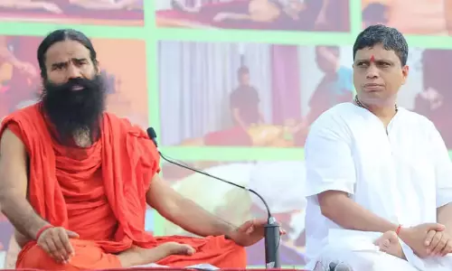 Kerala: बाबा रामदेव और बालकृष्ण चाहते हैं कि उन्हें अदालत में पेश होने से छूट मिले