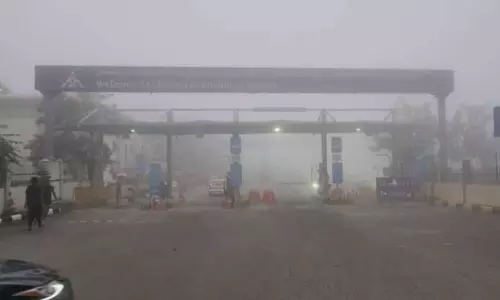 Chennai हवाई अड्डे पर सुबह-सुबह कोहरे के कारण उड़ान सेवाएं बाधित Chennai हवाई अड्डे पर सुबह-सुबह कोहरे के कारण उड़ान सेवाएं बाधित