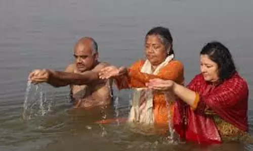 Kanpur: माघी पूर्णिमा के अवसर पर श्रद्धालुओं ने लगाई आस्था की डुबकी