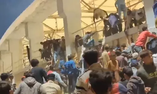 मैच के उद्घाटन समारोह के दौरान स्टेडियम में दीवार पर चढ़कर रेलिंग कूद गए पाकिस्तानी फैंस
