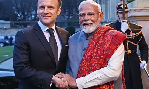 फ्रांस यात्रा के दौरान असाधारण हाव-भाव से PM Modi और राष्ट्रपति मैक्रों की विशेष मित्रता की झलक मिली फ्रांस यात्रा के दौरान असाधारण हाव-भाव से PM Modi और राष्ट्रपति मैक्रों की विशेष मित्रता की झलक मिली