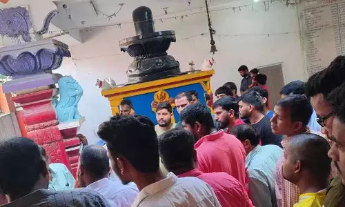 Hyderabad में मंदिर में मांस के टुकड़े मिलने से तनाव, विरोध प्रदर्शन Hyderabad में मंदिर में मांस के टुकड़े मिलने से तनाव, विरोध प्रदर्शन