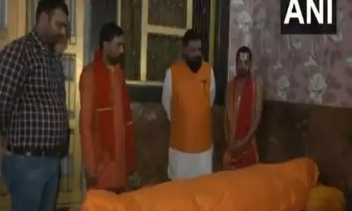 Ayodhya राम मंदिर के मुख्य पुजारी का पार्थिव शरीर उनके आश्रम लाया गया