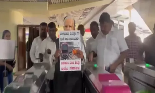 Bengaluru में मेट्रो किराए में वृद्धि को लेकर कांग्रेस कार्यकर्ताओं ने केंद्र के खिलाफ प्रदर्शन किया Bengaluru में मेट्रो किराए में वृद्धि को लेकर कांग्रेस कार्यकर्ताओं ने केंद्र के खिलाफ प्रदर्शन किया
