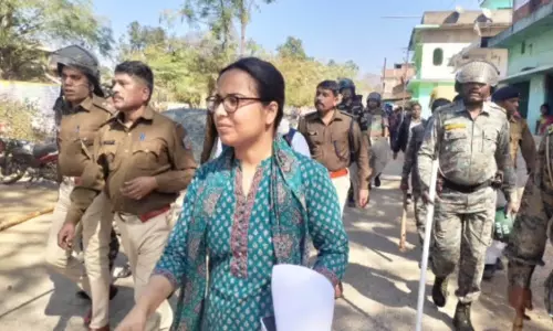 होर्डिंग के विवाद में दो गुट भिड़े, तीन पुलिसकर्मियों सहित 15 घायल
