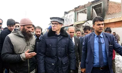 उमर ने Sonamarg में लगी भीषण आग के बाद दुकानदारों को सहायता देने का वादा किया