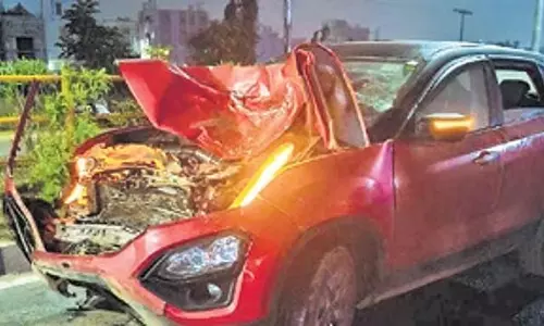 Bhubaneswar में बाइक-कार की टक्कर में तीन लोगों की मौत Bhubaneswar में बाइक-कार की टक्कर में तीन लोगों की मौत