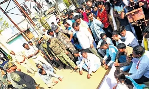 Odisha: लगातार बिजली कटौती-कम वोल्टेज को लेकर ग्रामीणों ने बिजली दफ्तर का घेराव किया