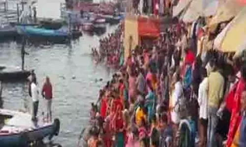 Magh Purnima के अवसर पर श्रद्धालुओं ने दशाश्वमेध घाट पर पवित्र स्नान किया और पूजा-अर्चना की
