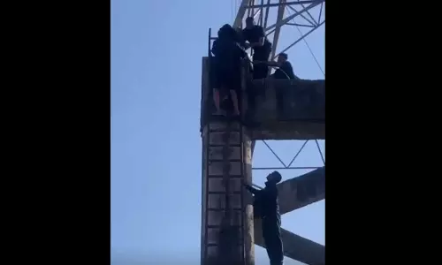 LIVE वीडियो हाईवोल्टेज ड्रामा का, युवती ने ये क्या कर दिया