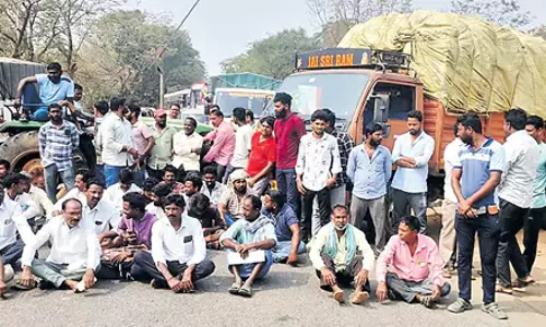 Telangana: किसान 6 महीने की कड़ी मेहनत के बाद तैयार कपास को बेचने के लिए संघर्ष कर रहे Telangana: किसान 6 महीने की कड़ी मेहनत के बाद तैयार कपास को बेचने के लिए संघर्ष कर रहे