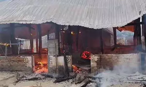 Assam के लुमडिंग में आग लगने से कई रेलवे क्वार्टर जलकर खाक हो गए