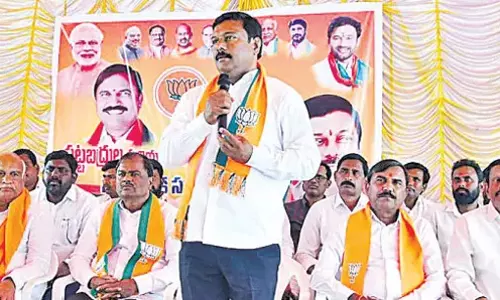 भारतीय जनता पार्टी और कांग्रेस में मिलीभगत है: Yeleti भारतीय जनता पार्टी और कांग्रेस में मिलीभगत है: Yeleti