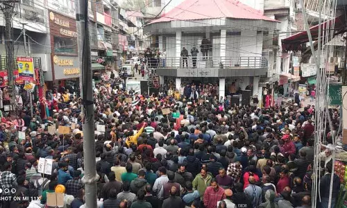 Himachal: बिजली बोर्ड कर्मचारियों ने छंटनी के खिलाफ किया प्रदर्शन