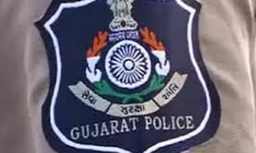 Gujarat Police ने मानव तस्करी में शामिल 15 अवैध बांग्लादेशी अप्रवासियों को निर्वासित किया Gujarat Police ने मानव तस्करी में शामिल 15 अवैध बांग्लादेशी अप्रवासियों को निर्वासित किया