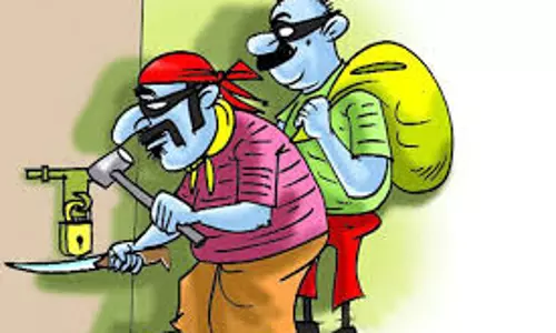 Shahjahanpur: मकान से नकदी समेत लाखों का जेवरी चोरी Shahjahanpur: मकान से नकदी समेत लाखों का जेवरी चोरी