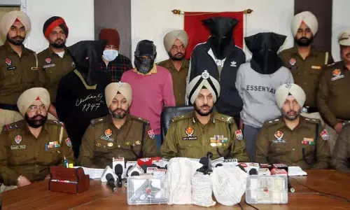 Amritsar पुलिस ने सीमा पार से मादक पदार्थ गिरोह का भंडाफोड़ किया, हेरोइन और पिस्तौल जब्त Amritsar पुलिस ने सीमा पार से मादक पदार्थ गिरोह का भंडाफोड़ किया, हेरोइन और पिस्तौल जब्त