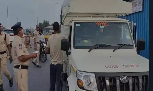 Telangana में बर्ड फ्लू को रोकने के लिए सूर्यापेट में चेक पोस्ट स्थापित किया गया