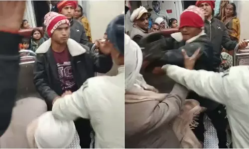 ज़ुबां केसरी..., ट्रेन के अंदर गुटखा चबा रहे युवक को 2 यात्रियों ने चप्पल से पीटा, VIDEO