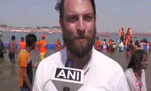 ऑस्ट्रेलिया से आए श्रद्धालु ने महाकुंभ में डुबकी लगाई, इसे जीवनभर का अनुभव बताया