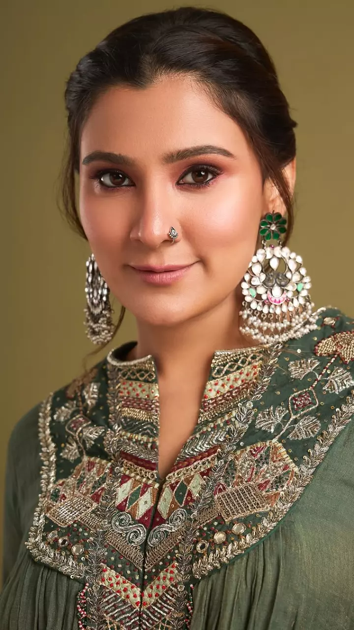 आस्था गिल का गॉर्जियस लुक
