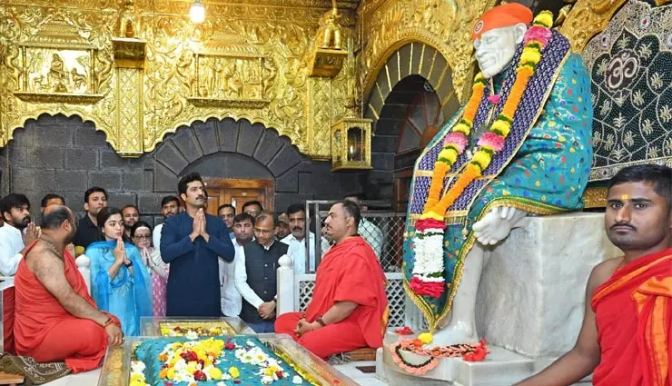 Vicky-Rashmika: छावा की रिलीज से पहले शिरडी पहुंचे विक्की-रश्मिका Vicky-Rashmika: छावा की रिलीज से पहले शिरडी पहुंचे विक्की-रश्मिका
