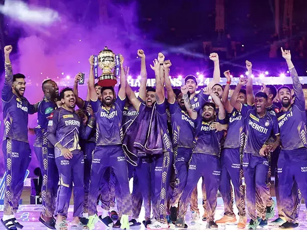 KKR ने 2025 सीजन से पहले अपनी तरह के पहले आईपीएल ट्रॉफी टूर की घोषणा की KKR ने 2025 सीजन से पहले अपनी तरह के पहले आईपीएल ट्रॉफी टूर की घोषणा की
