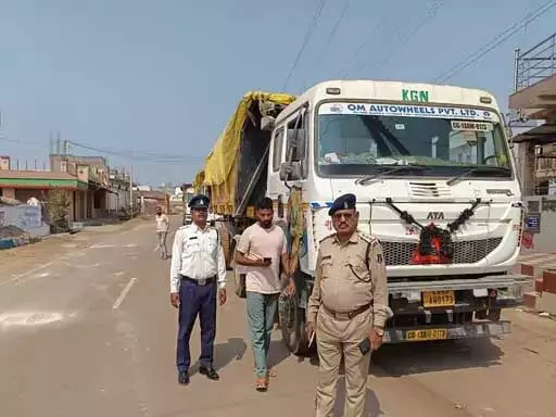 दुर्ग पुलिस ने 8 भारी वाहनों का 18 हजार रुपए चालान काटा