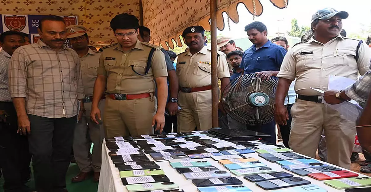 Andhra: एलुरु पुलिस ने 76.5 लाख रुपये कीमत के 638 मोबाइल बरामद किए Andhra: एलुरु पुलिस ने 76.5 लाख रुपये कीमत के 638 मोबाइल बरामद किए