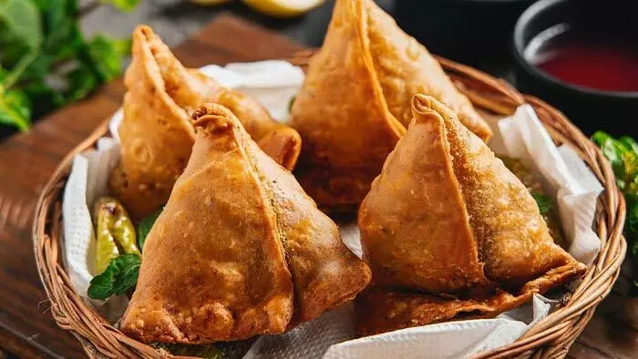 Samosa Recipe: घर पर बनाएं बाजार जैसे कुरकुरे समोसे