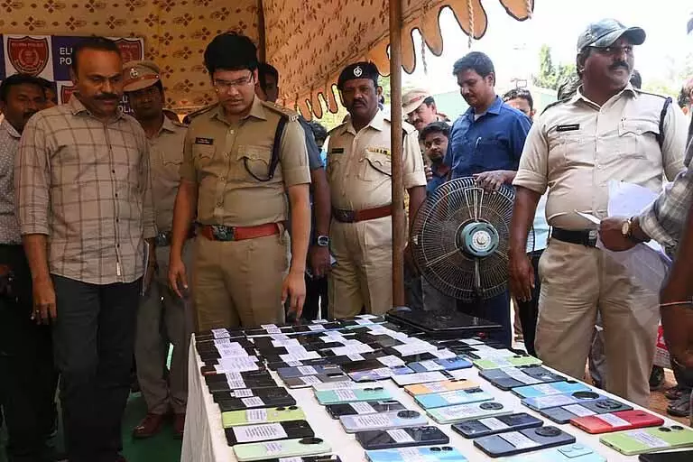 Eluru पुलिस ने 76.5 लाख रुपये कीमत के 638 मोबाइल बरामद किए