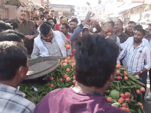 Ajmer: नगर निगम की टीम और ठेला संचालकों की झड़प हुई Ajmer: नगर निगम की टीम और ठेला संचालकों की झड़प हुई