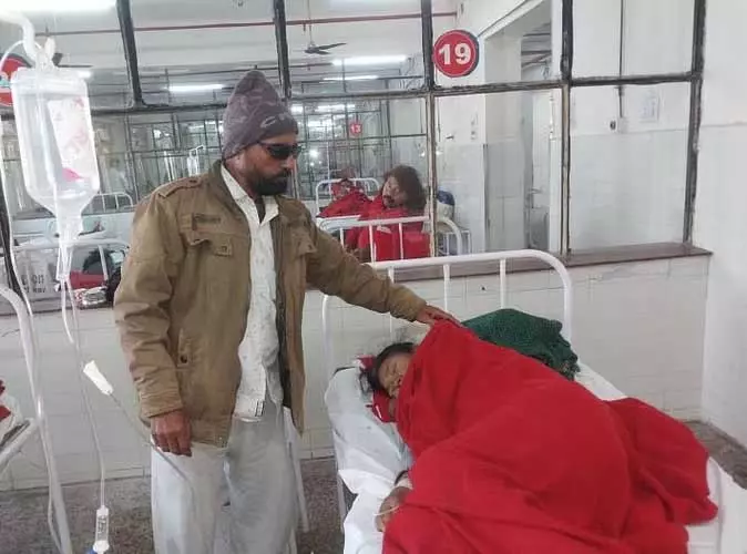 ऑपरेशन के बाद मरीज ने आंखें खोलीं तो बगल में लापता पत्नी मिली, आंसू छलक पड़े ऑपरेशन के बाद मरीज ने आंखें खोलीं तो बगल में लापता पत्नी मिली, आंसू छलक पड़े