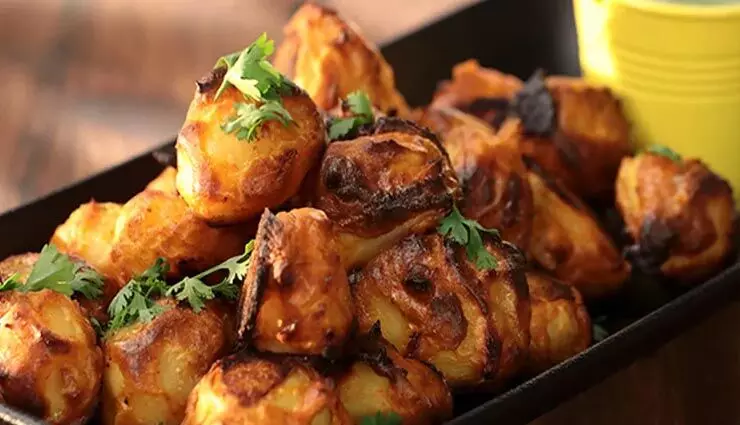 Achari Aloo Tikka: बेहतरीन डिश इसे खाने से आपका मूड अच्छा हो जाएगा