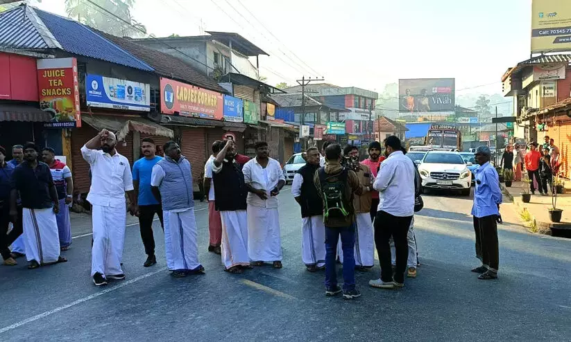 वायनाड में यूडीएफ की हड़ताल; वाहनों को रोकने वाले कार्यकर्ताओं को गिरफ्तार कर लिया वायनाड में यूडीएफ की हड़ताल; वाहनों को रोकने वाले कार्यकर्ताओं को गिरफ्तार कर लिया