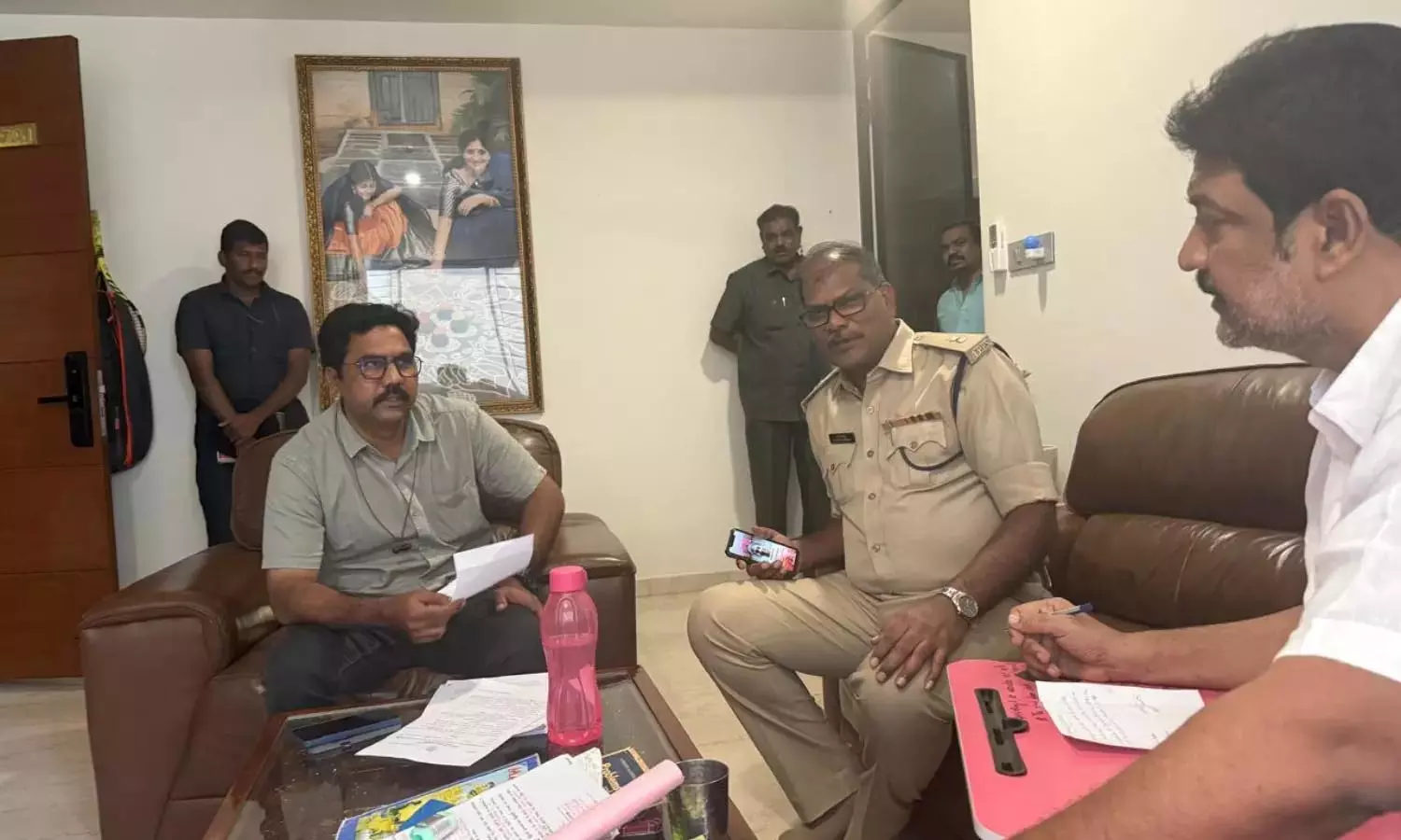 YSRCP नेता वल्लभनेनी वामसी को हैदराबाद में गिरफ्तार किया YSRCP नेता वल्लभनेनी वामसी को हैदराबाद में गिरफ्तार किया