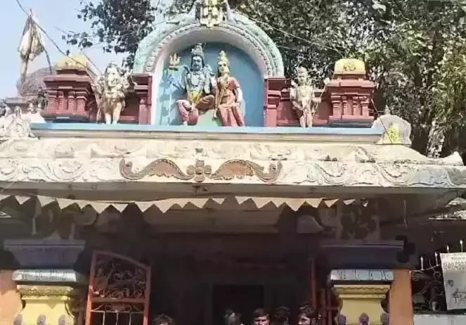 Telangana: मंदिर परिसर में एक श्रद्धालु द्वारा मांस का टुकड़ा देखे जाने के बाद हल्का तनाव व्याप्त हो गया