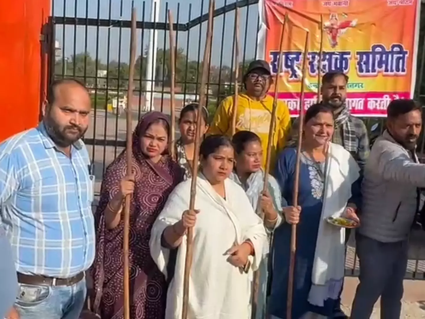 Firozabad: हिन्दू संगठन ने वेलेंटाइन डे के लिए किया लट्ठ पूजन Firozabad: हिन्दू संगठन ने वेलेंटाइन डे के लिए किया लट्ठ पूजन