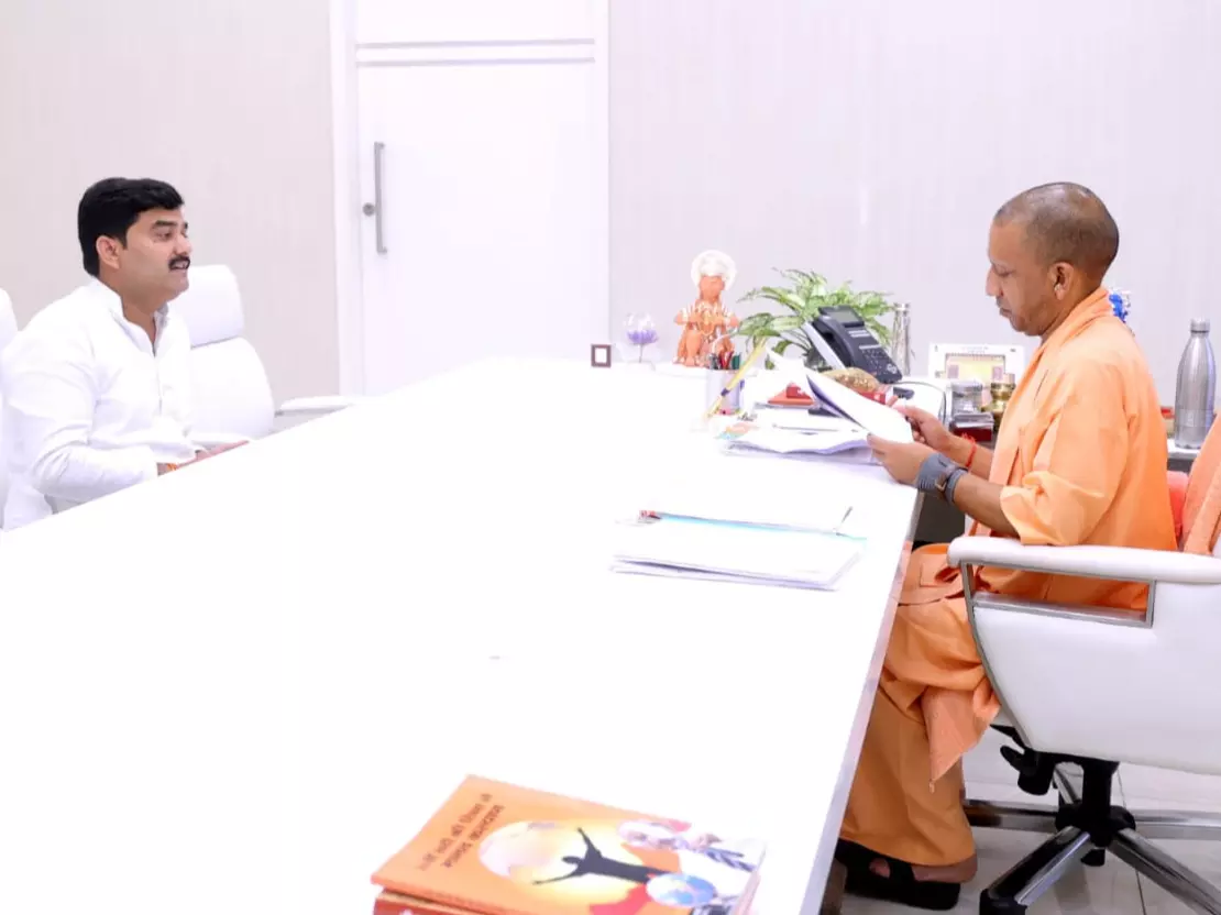 Ayodhya: मिल्कीपुर के नव निर्वाचित विधायक ने मुख्यमंत्री योगी से मुलाकात की Ayodhya: मिल्कीपुर के नव निर्वाचित विधायक ने मुख्यमंत्री योगी से मुलाकात की