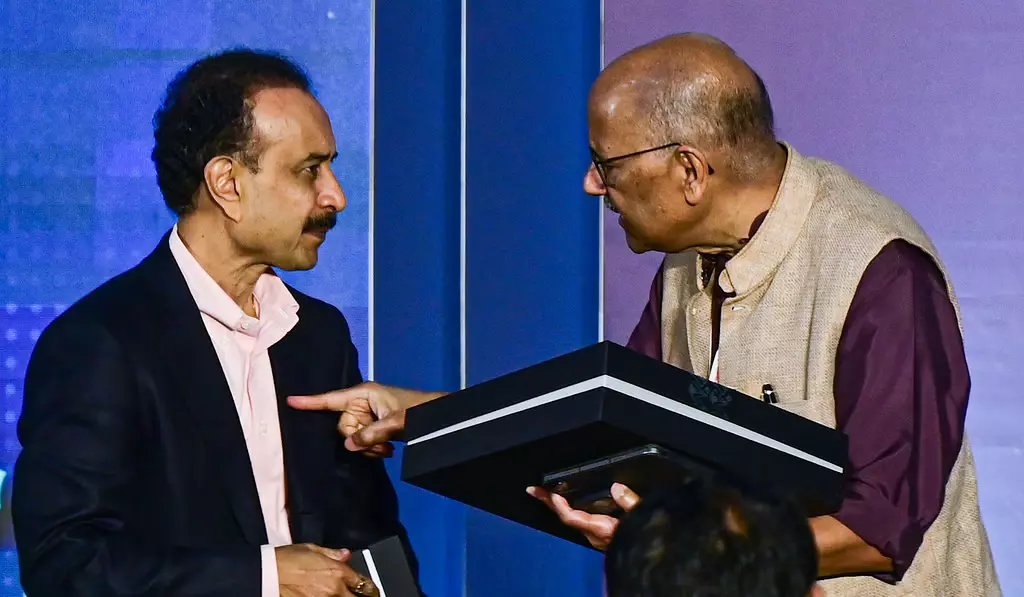 वैश्विक निवेशक शिखर सम्मेलन मीडिया मध्य मार्ग पर: Shekhar Gupta वैश्विक निवेशक शिखर सम्मेलन मीडिया मध्य मार्ग पर: Shekhar Gupta