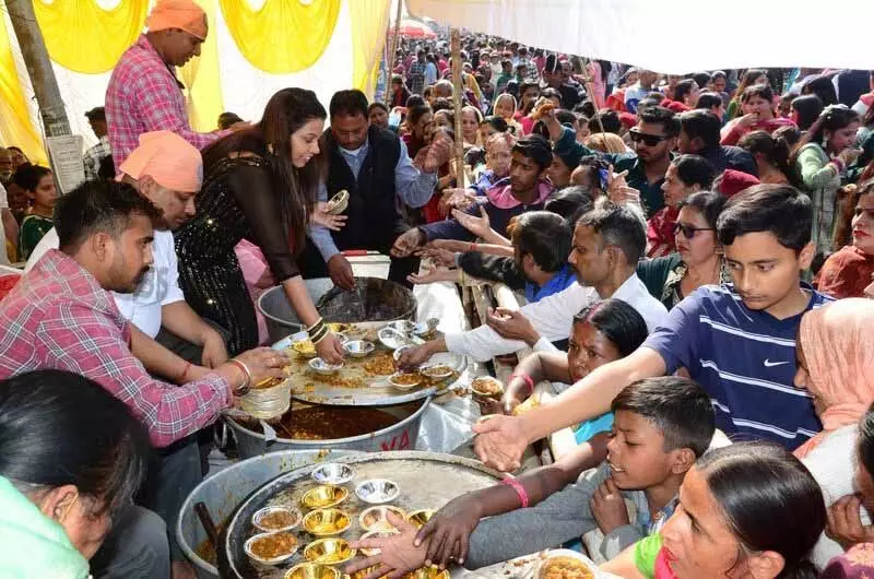 महिला श्रद्धालुओं ने लगाया Shobha Yatra के दौरान झुमके छीनने का आरोप