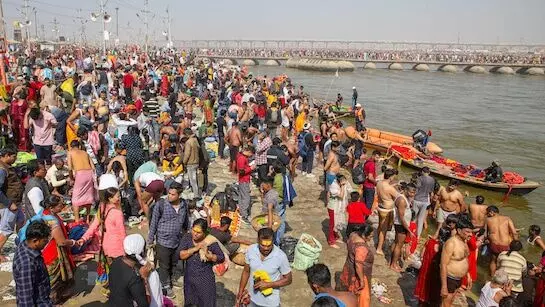 Prayagraj: बिना किसी बाधा के यात्री कर रहे संगम स्नान, ट्रैफिक सुचारू