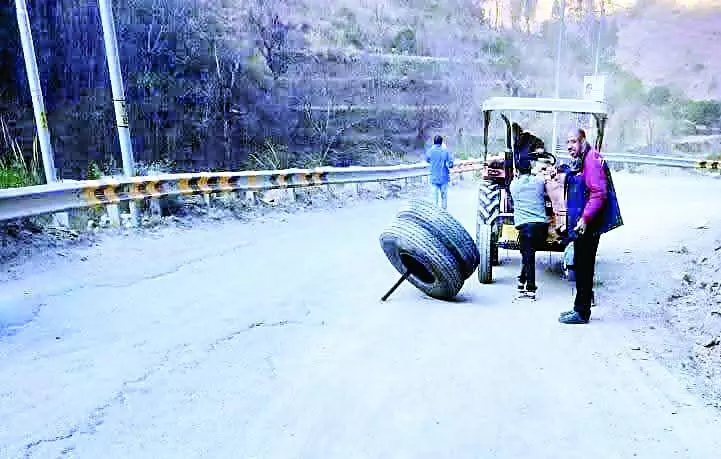 Himachal: आनी में चलती बस के खुले टायर