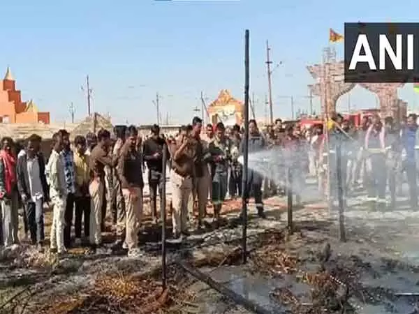 Maha Kumbh: खाली झोपड़ी में लगी आग, किसी के हताहत होने की खबर नहीं