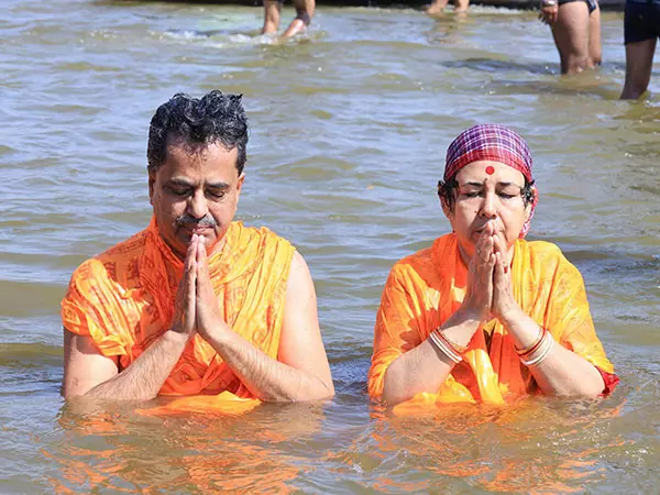 Tripura CM और उनकी पत्नी ने त्रिवेणी संगम में पवित्र डुबकी लगाई, शांति के लिए प्रार्थना की Tripura CM और उनकी पत्नी ने त्रिवेणी संगम में पवित्र डुबकी लगाई, शांति के लिए प्रार्थना की