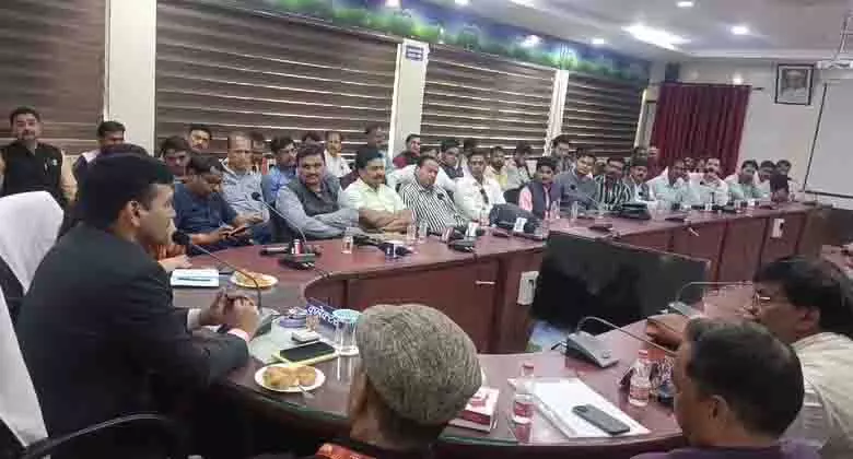 गांव में ग्राम चौपाल और जनसुनवाई को बनाया जाएगा प्रभावी- Collector अरुण विश्वकर्मा गांव में ग्राम चौपाल और जनसुनवाई को बनाया जाएगा प्रभावी- Collector अरुण विश्वकर्मा