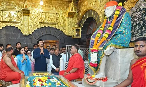 Vicky-Rashmika: छावा की रिलीज से पहले शिरडी पहुंचे विक्की-रश्मिका Vicky-Rashmika: छावा की रिलीज से पहले शिरडी पहुंचे विक्की-रश्मिका