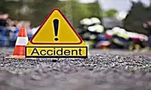 UP News: श्रद्धालुओं से भरा ऑटो रिक्शा गन्ने से लदे ट्रॉले से  टकराया, 3 श्रद्धालुओं की मौत