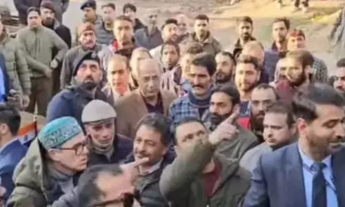 सीएम उमर अब्दुल्ला ने मध्य कश्मीर के गंदेरबल का दौरा किया, आग प्रभावित परिवार से मुलाकात की